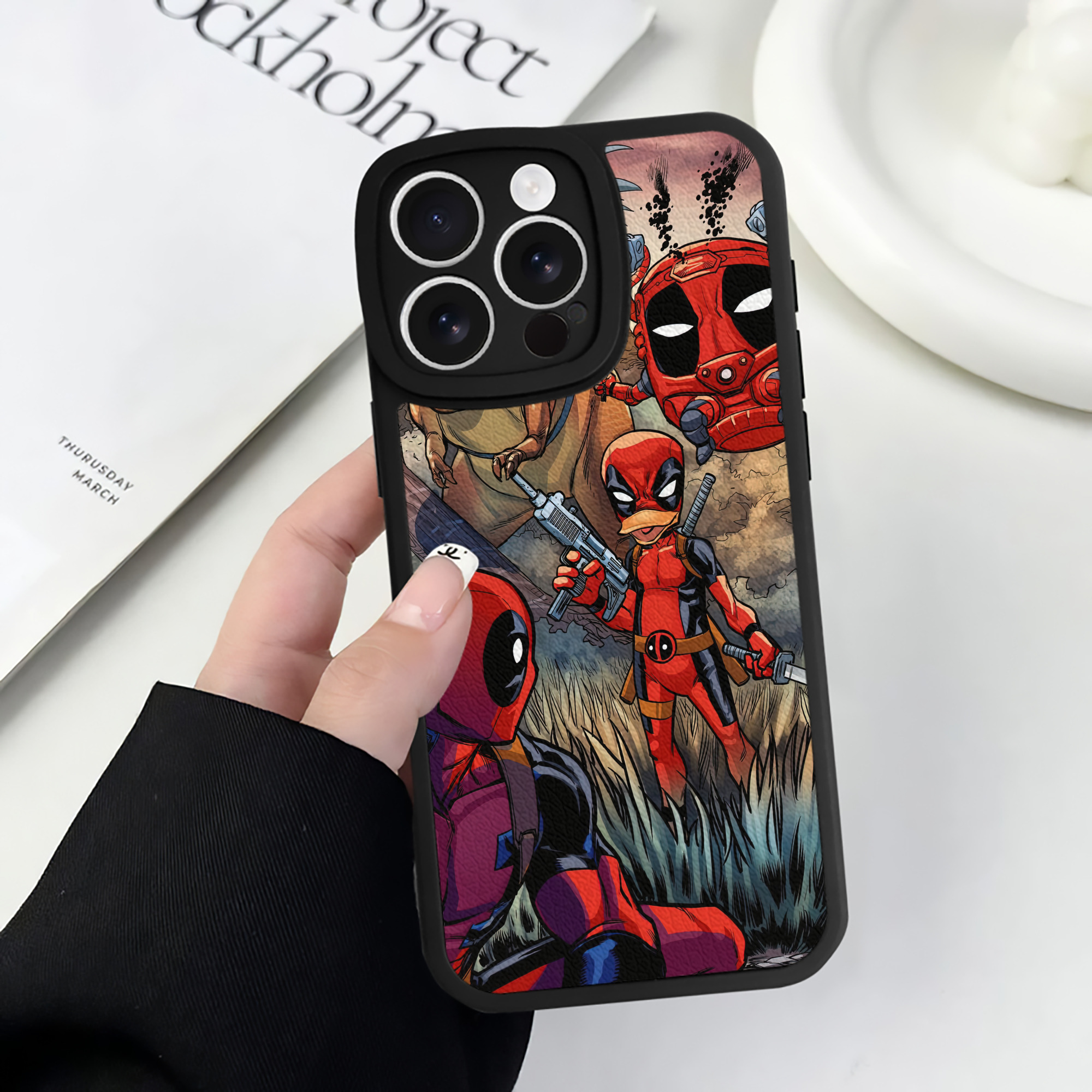 （画像用） Deadpool デッドプール 【iPhone 16シリーズ対応】シリコンスマホケース（レザー調） 材質：シリコン